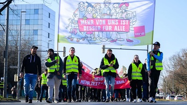 06.03.2025, Niedersachsen, Hannover: Beschäftigte aus Kliniken und dem Gesundheit- und Sozialwesen gehen bei einem Streik durch die Innenstadt. Die Gewerkschaft Verdi ruft die Beschäftigten in zahlreichen Krankenhäusern sowie in Einrichtungen des Sozial- und Erziehungsdienstes in Niedersachsen und Bremen zum Warnstreiktag auf. Verdi fordert unter anderem für die Beschäftigten bei Bund und Kommunen bessere Arbeitsbedingungen und Lohnerhöhungen im Volumen von acht Prozent. Foto: Julian Stratenschulte/dpa +++ dpa-Bildfunk +++ | Bild: dpa-Bildfunk/Julian Stratenschulte