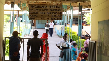 Menschen vor dem Nkoaranga Lutheran Hospital | Bild: BR/Axel Mölkner-Kappl