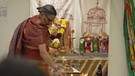 Der Priester des Hindu-Tempels am Altar | Bild: BR