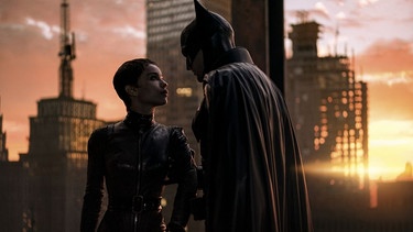 Zwei gequälte Seelen unter Masken im Kampf gegen das Unrecht: Catwoman und Batman in "The Batman" von Matt Reeves (Filmszene): | Bild: Warner Bros.