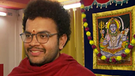 Shree Bharadwaj, im Hintergrund ein Bild der hinduistischen Gottheit Shiva. | Bild: BR/ STATIONEN