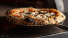 An der Qualität von Pizza, Pasta und Parmesan lässt Alberto Grandi keinen Zweifel - mit ihrer Geschichte sieht das ganz anders aus | Bild: picture alliance / Anadolu | Omer Taha Cetin