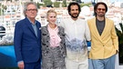 Regisseur Abassi (2. von rechts) mit seinen Schauspielern bei der Premiere von "The Apprentice" in Cannes | Bild: picture alliance / dpa | Hubert Boesl
