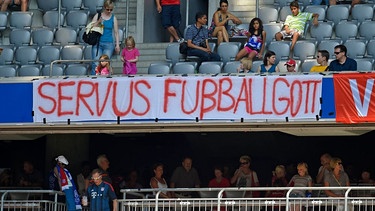 Plakat auf dem "Servus Fußballgott" steht. | Bild: picture alliance / M.i.S.-Sportpressefoto | MiS