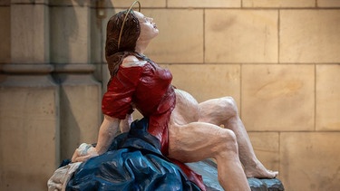 Statue von Maria mit schwangerem Bauch und aufgestellten Beinen. | Bild: Ulrich Kehrer/Diözese Linz