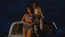 Katy M. O'Brian und Kristen Stewart, die beiden Hauptdarstellerin des queeren Thrillers "Love Lies Bleeding", posieren auf einem Pick-Up-Truck | Bild: Anna Kooris