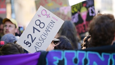 26 Verbände haben sich für eine Liberalisierung beim Thema Abtreibung ausgesprochen. Die deutschen Bischöfe und die Caritas warnen davor.  | Bild: picture alliance / SZ Photo | Robert Haas