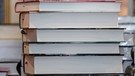 (Symbolbild) Ein Stapel Bücher. | Bild: picture alliance/dpa | Boris Roessler