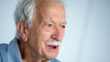 Ernst Grube, Holocaust-Zeitzeuge, aufgenommen im NS-Dokumentationszentrum bei einem Interviewtermin. | Bild: picture alliance/dpa | Sven Hoppe