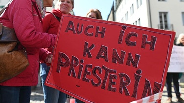 Protestplakat auf dem steht "Auch ich kann Priesterin". | Bild: picture alliance/dpa | Patrick Seeger