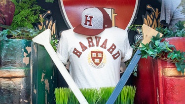 Harvard University T-shirts books and souvenirs store in the center Massachusetts Avenue, Cambridge, Massachusetts, USA | Bild: picture alliance / Sergi Reboredo | Sergi Reboredo