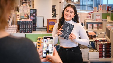 Esra Usta ist als BookTokerin aktiv. Sie produziert Videos für TikTok, in denen sie Reviews / Meinungsvideos zum Thema Buchwelt postet. | Bild: picture alliance / SZ Photo | Alessandra Schellnegger