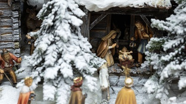 Eine Weihnachtskrippe mit den Figuren Mutter Maria, Vater Josef und Jesuskind, ausgestellt im Krippenschauraum des Krippenvereins Stein an der Enns, gebaut von Ulrike Zettler. Aufgenommen am 29.11.2024 in Stein an der Enns | Bild: picture alliance / Martin Huber / picturedesk.com | Martin Huber