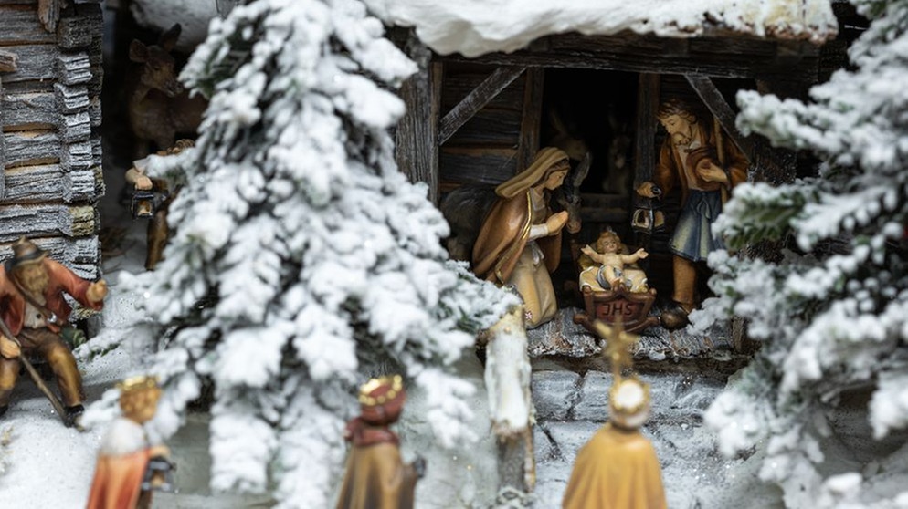 Eine Weihnachtskrippe mit den Figuren Mutter Maria, Vater Josef und Jesuskind, ausgestellt im Krippenschauraum des Krippenvereins Stein an der Enns, gebaut von Ulrike Zettler. Aufgenommen am 29.11.2024 in Stein an der Enns | Bild: picture alliance / Martin Huber / picturedesk.com | Martin Huber