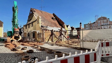 Abriss eines jahrhundertealten Handwerkerhauses in der Landshuter Wagnergasse. | Bild: BR