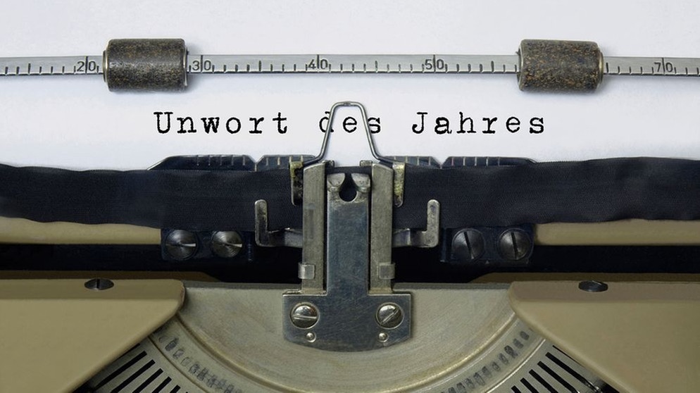 Auf dem Papier in einer Schreibmaschine steht der Schriftzug "Unwort des Jahres". | Bild: picture alliance / ZB | Sascha Steinach