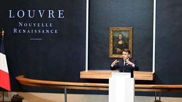 Frankreichs Präsident Emmanuel Macron kündigt in einer Rede die Modernisierung des Louvre-Museums an. | Bild: picture alliance / ASSOCIATED PRESS | Bertrand Guay