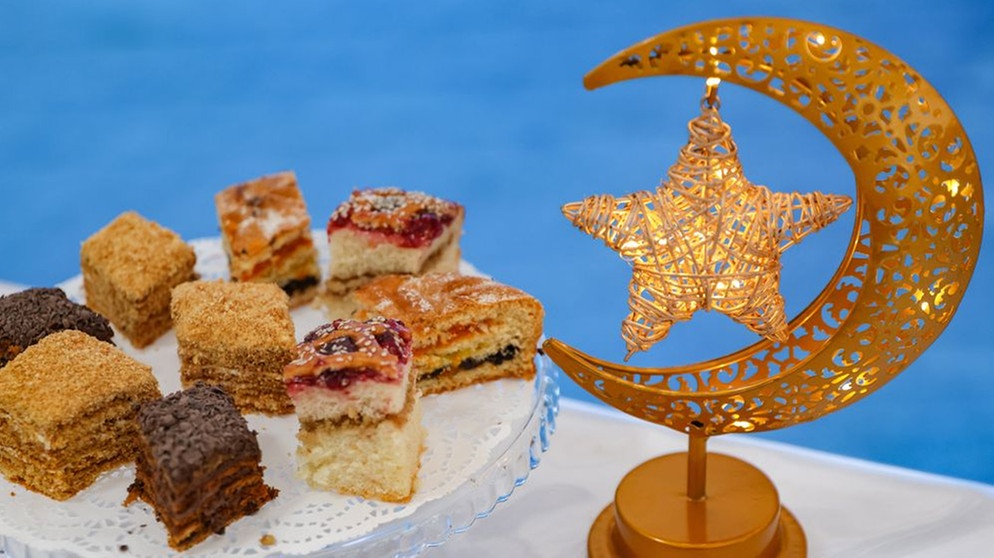 Kuchen auf einer Platte bei einem Iftar-Mahl | Bild: picture alliance/dpa/TASS | Yelena Afonina