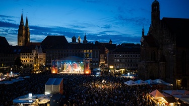 Konzert auf dem Nürnberger Hauptmarkt während des Bardentreffens 2024 | Bild: Uwe Niklas