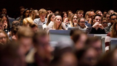 Studenten in einer Universität (Symbolbild) | Bild: picture alliance/dpa | Julian Stratenschulte