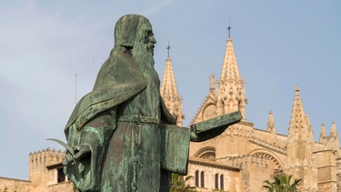 Statue für Ramon Llull auf Mallorca: Franziskanermönch und Urvater der KI-Revolution | Bild: picture alliance / Bildagentur-online/Schickert | Bildagentur-online/Schickert