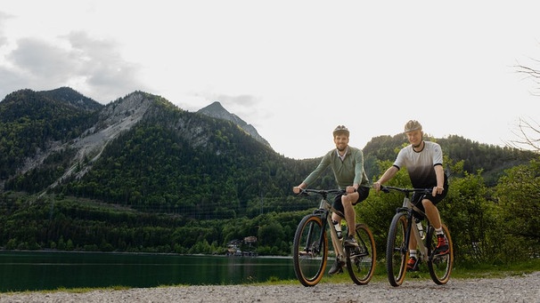 Mit dem Fahrrad über die Alpen: BR-Moderator Florian Schwegler (rechts) und BR-Korrespondent Philip Kuntschner (links). | Bild: BR/Leah Ruprecht