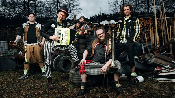 Die fünf Mitglieder der Band Kellerkommando mit ihren Instrumenten.  | Bild: Kellerkommando/Severin Schweiger