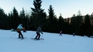 Skifahrer auf einer Piste. | Bild: BR