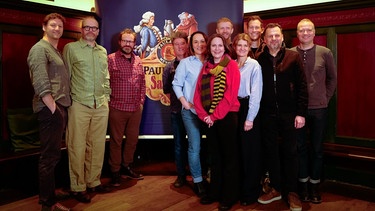 Die Darstellerinnen und Darsteller des Singspiels bei der Pressekonferenz | Bild: Paulaner/Yorick Carroux