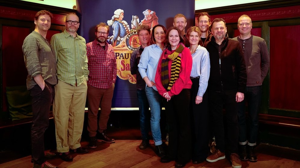 Die Darstellerinnen und Darsteller des Singspiels bei der Pressekonferenz | Bild: Paulaner/Yorick Carroux