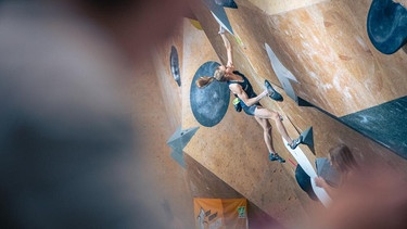 Die Sportkletterin Anna Maria Apel an einer Boulderwand | Bild: Thomas Schermer