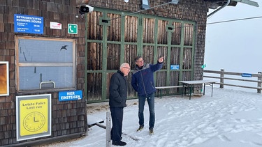 Max Aicher und Stephan Semmelmayr bei der Talstation des kleinen Liftes | Bild: BR 24 / Gabriel Wirth 