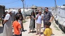 Eine Delegation aus Heimenkirch in einem Flüchtlingscamp in Ghazzé im Libanon.  | Bild: BR/Doris Bimmer