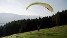 Die Flugschülerin Franka Adelgoß startet mit ihrem Gleitschirm Richtung Bolsterlang. | Bild: BR/ Hofmann