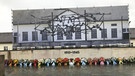 Das Mahnmal für das KZ Dachau am Tag des Gedenkakts. | Bild: BR