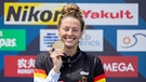 Japan, Fukuoka: Schwimmen: Weltmeisterschaft, Freiwasser, 10 km Frauen. Leonie Beck zeigt nach dem Sieg ihre Goldmedaille.  | Bild: dpa-Bildfunk/Jo Kleindl