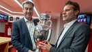 Ministerpräsident Markus Söder und Schiedsrichter Felix Brych mit dem EM-Pokal | Bild: picture-alliance/dpa