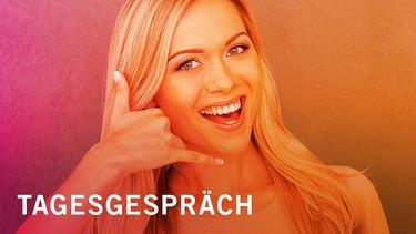 Tagesgespräch Sendungsbild: Frau, die Telefonzeichen macht | Bild: iStock / Montage: BR