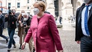 Angela Merkel am 11.04.2021 auf dem Weg in die Unionsklausur. | Bild: picture alliance/dpa | Michael Kappeler