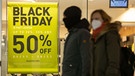 Plakat zu Black Friday in einem Schaufenster | Bild: dpa-Bildfunk/Friso Gentsch