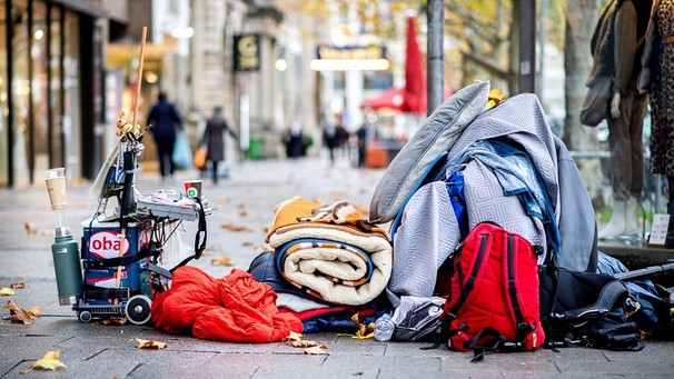 Auf der Straße gelandet: Habseligkeiten eines Obdachlosen | Bild: dpa-Bildfunk/Hauke-Christian Dittrich