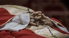 Der emeritierte Papst Benedikt XVI. aufgebahrt im Petersdom.  | Bild: dpa-Bildfunk/Michael Kappeler