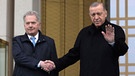 Recep Tayyip Erdogan (r), Präsident der Türkei und Sauli Niinistö, Präsident von Finnland, geben sich während einer Begrüßungszeremonie am 17. März 2023 in Ankara die Hand.  | Bild: dpa-Bildfunk/Burhan Ozbilici