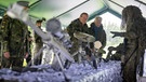 Verteidigungsminister Boris Pistorius schaute sich bei seinem Besuch der Gebirgsjägerbrigade 23 die einzelnen Ausrüstungsgegenstände an. | Bild: dpa-Bildfunk/Peter Kneffel