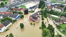 Diese Luftaufnahme zeigt ein überflutetes Wohngebiet. Starke Regenfälle haben im Süden Österreichs in der Nacht zum Freitag Überflutungen sowie Schlamm- und Gerölllawinen ausgelöst. | Bild: dpa-Bildfunk/Unbekannt