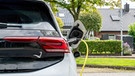 Symbolbild: Ein E-Auto hängt an einem Ladekabel | Bild: picture alliance / SULUPRESS.DE | Torsten Sukrow