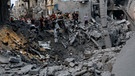 Palästinenser schauen auf Schäden nach Raketeneinschlägen in Gaza-Stadt | Bild: REUTERS/Mohammed Salem 