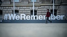 Schriftzug "#WeRemember" steht anlässlich des Internationalen Tages des Gedenkens an die Opfer des Holocaust vor dem Reichstagsgebäude mit Deutschen Bundestag.  | Bild: picture alliance/dpa | Kay Nietfeld