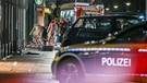 Polizeifahrzeuge stehen der Nähe des Münsterplatzes.  | Bild: picture alliance/dpa | Marius Bulling
