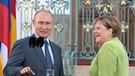 Archivbild vom 18.08.2018, Meseberg, Brandenburg: Bundeskanzlerin Angela Merkel (CDU,r) spricht neben dem russischen Präsidenten Wladimir Putin vor dem Gästehaus der Bundesregierung während eines Pressestatements. Zum ersten Mal seit Beginn der Ukraine-Krise 2014 kommt Putin zu einem bilateralen Besuch nach Deutschland. Hauptthemen sind die Konflikte in Syrien... | Bild: picture alliance/dpa | Ralf Hirschberger